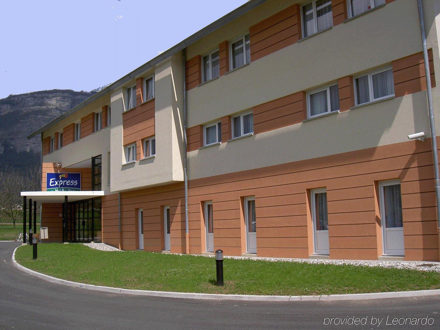 Holiday Inn Express Grenoble-Bernin Esterno foto
